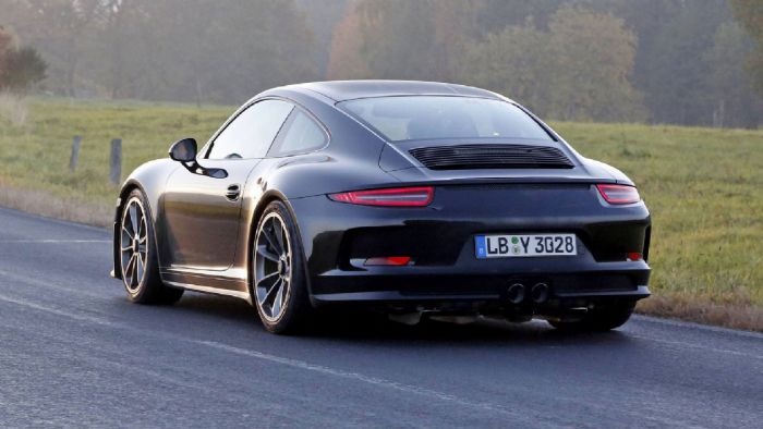 Εμφανισιακά η νέα 911 R, έχει αρκετές ομοιότητες με την 911 GT3, χωρίς όμως αεροτομή, ενώ ξεχωρίζει και ο αεροδυναμικός διαχύτης του πίσω προφυλακτήρα. 