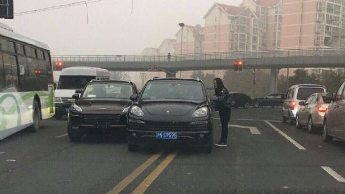 Αντίγραφο μιας Porsche τρακάρει με πραγματική Cayenne.