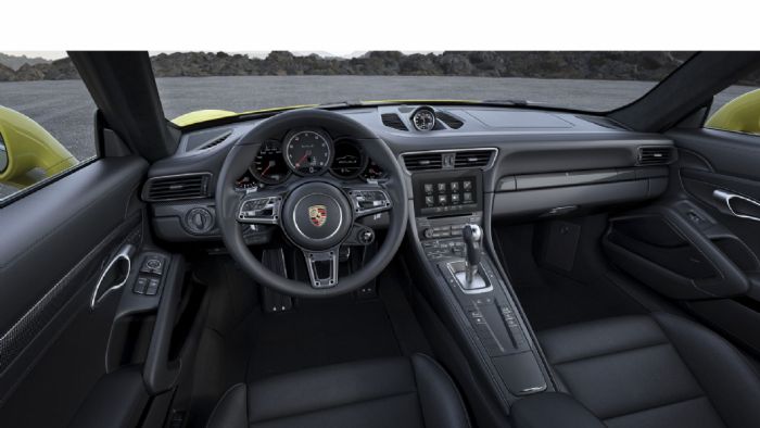 Πινελιές ανανέωσης όμως έχει και το εσωτερικό των 911 Turbo και Turbo S, όπου ξεχωρίζει το νέας σχεδίασης τιμόνι, με τον περιστροφικό επιλογέα για τα προγράμματα οδήγησης.