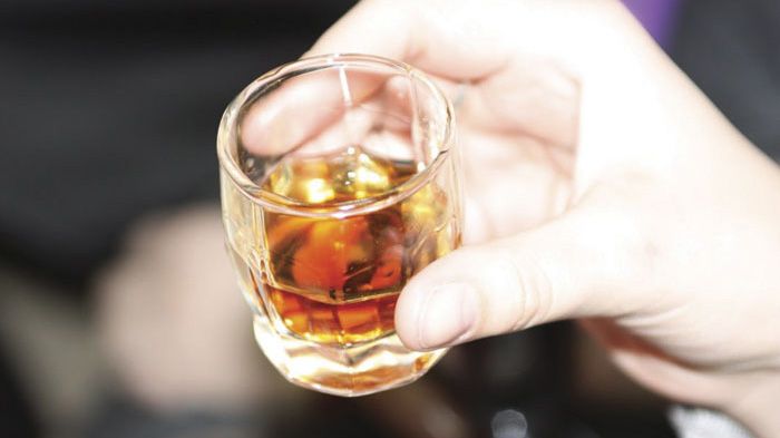 Ο οδηγός της παρέας θα πρέπει να δείξει την ανάλογη προσοχή, όσον αφορά στην κατανάλωση φαγητού και ποτού, ώστε όλοι να επιστρέψουν στο σπίτι τους σώοι και αβλαβείς.
