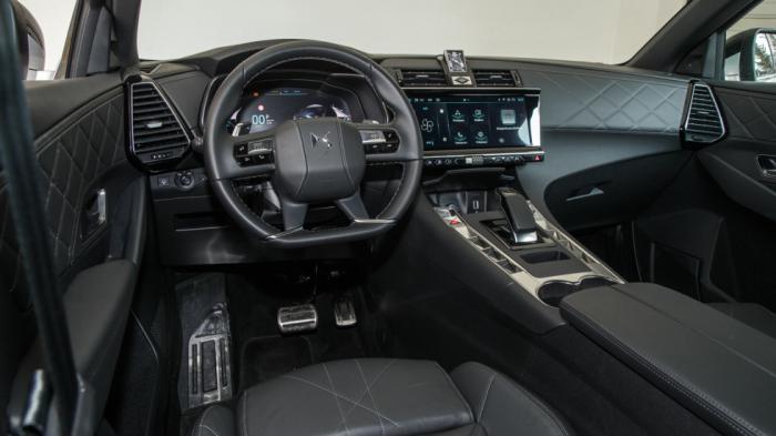Στην ποιοτική και hi-tech καμπίνα του DS 7 θα χρειαστείς λίγο χρόνο έως ότου εξοικειωθείς με την ιδιαίτερη εργονομικά θέση διαφόρων διακοπτών. Στην ποιοτική και hi-tech καμπίνα του DS 7 θα χρειαστείς λίγο χρόνο έως ότου εξοικειωθείς με την ιδιαίτερη εργονομικά θέση διαφόρων διακοπτών.