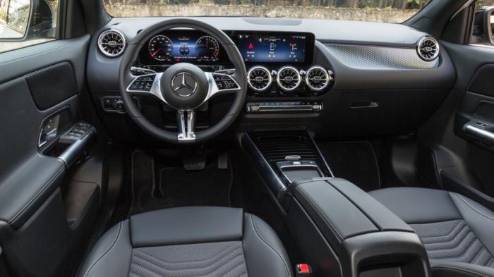 Στην καμπίνα των επιβατών της Mercedes την παράσταση κλέβουν οι στάνταρ πλέον δυο οθόνες των 10,25 ιντσών, που δείχνουν σαν μία. Στην καμπίνα των επιβατών της Mercedes την παράσταση κλέβουν οι στάνταρ πλέον δυο οθόνες των 10,25 ιντσών, που δείχνουν σαν μία.