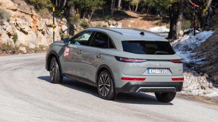 Στο δρόμο, το DS 7 «ακουµπάει» στην μαλακά ρυθμισμένη ανάρτησή του χωρίς αναπηδήσεις ή άσκοπες ταλαντώσεις, στρίβοντας µε απόλυτη ασφάλεια όποτε του ζητηθεί. Στο δρόμο, το DS 7 «ακουµπάει» στην μαλακά ρυθμισμένη ανάρτησή του χωρίς αναπηδήσεις ή άσκοπες ταλαντώσεις, στρίβοντας µε απόλυτη ασφάλεια όποτε του ζητηθεί.