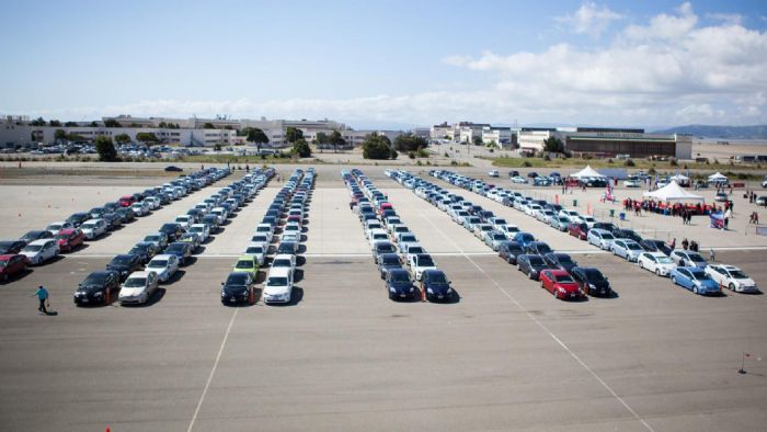 Η Toyota έκανε νέο ρεκόρ Γκίνες, φτιάχνοντας τη μεγαλύτερη υβριδική παρέλαση που έγινε ποτέ. Στις 23 Απριλίου στο αεροδρόμιο Naval Air Station Alameda της Καλιφόρνια, βρέθηκαν 332 Prius.