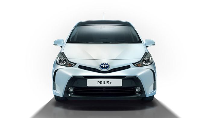 Το Prius+ απέκτησε προβολείς LED και τροποποιημένη γρίλια της μάσκας, με το κάτω τραπεζοειδές τμήμα της να αποκτά ένα μαύρο μεταλλικό φινίρισμα, ενώ αλλαγμένα είναι και τα LED φώτα ημέρας και οι εισαγωγές αέρα.