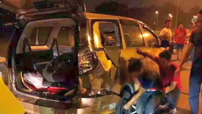 Αυτό είναι το Proton Exora στο οποίο έπεσε η πρώτη μοτοσυκλέτα.