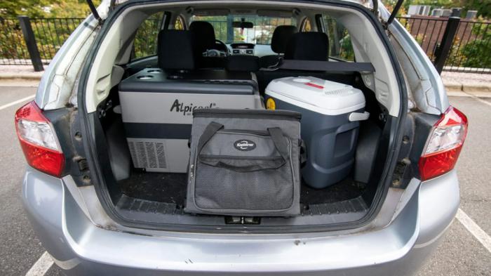 Πολλά αυτοκίνητα έχουν στον εξοπλισμό τους ειδική θύρα 12V στο πορτ-μπαγκάζ τους ώστε να συνδέεις εκεί ένα μικρό ψυγειάκι.