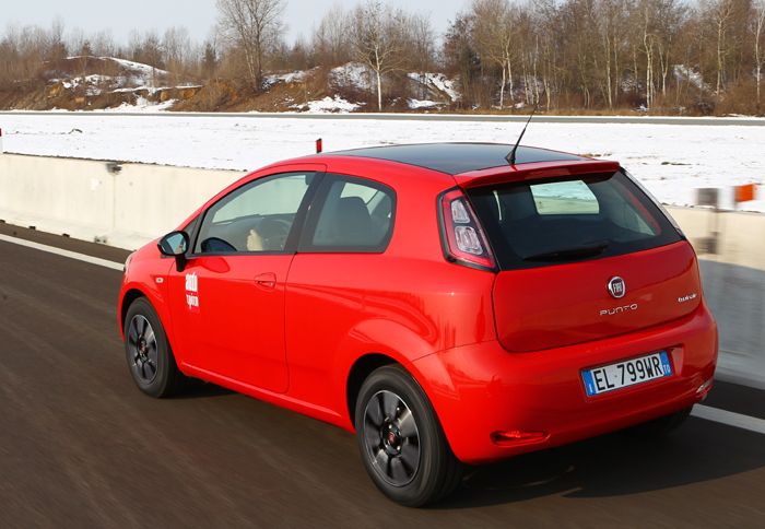 Οδηγώντας στην πίστα της Fiat στο Μπαλόκο, διαπιστώσαμε την ευχάριστη μείωση του θορύβου και των κραδασμών σε σχέση με το 500. Οδηγώντας στην πίστα της Fiat στο Μπαλόκο, διαπιστώσαμε την ευχάριστη μείωση του θορύβου και των κραδασμών σε σχέση με το 500.