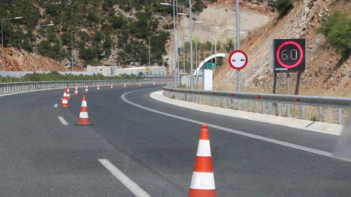Υπενθυμίζεται ότι η σωστή οδική συμπεριφορά των οδηγών και η τήρηση των κανόνων οδικής κυκλοφορίας είναι βασικές προϋποθέσεις τόσο για την ασφαλή μετακίνηση, όσο και για την αποφυγή των τροχαίων ατυχη Υπενθυμίζεται ότι η σωστή οδική συμπεριφορά των οδηγών και η τήρηση των κανόνων οδικής κυκλοφορίας είναι βασικές προϋποθέσεις τόσο για την ασφαλή μετακίνηση, όσο και για την αποφυγή των τροχαίων ατυχη