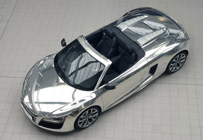 
Το ένα εκ των δύο εντυπωσιακών Audi R8 Spyder V10 με το χρωμιωμένο αμάξωμα, που δημοπρατήθηκαν στο φετινό φιλανθρωπικό χορό του Sir Elton John.
