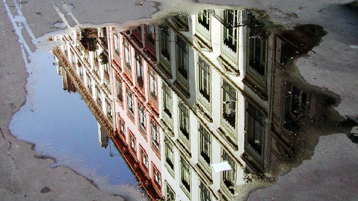 Το «κλειδί» στο βρεγμένο οδόστρωμα είναι η ελάττωση της ταχύτητα, σε επίπεδα τέτοια ώστε να υπάρχει η δυνατότητα αντίδρασης και φρεναρίσματος.