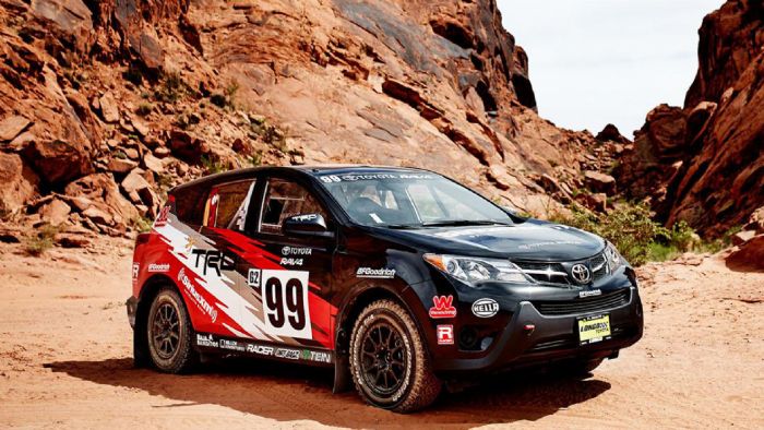 Το RAV4 rally car στηρίζεται στην έκδοση 2015 RAV4 LE και φέρει roll cage, αναβαθμισμένη ανάρτηση και all-terrain ελαστικά της BFGoodrich.