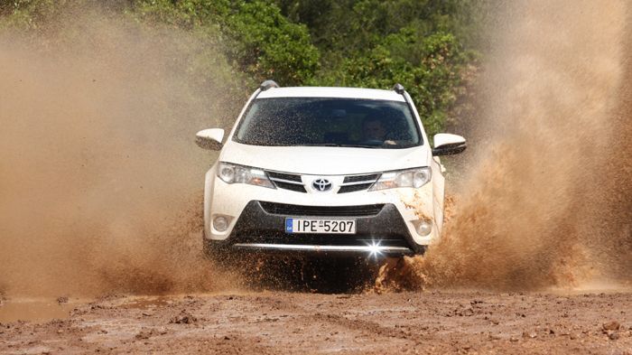 To νέο Toyota RAV4 τα καταφέρνει περίφημα, ακόμα και πολύ πιο μακριά από εκεί που θα χρειαστεί να πάνε οι αγοραστές του.