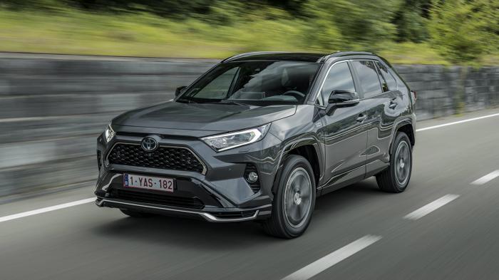 Η Plug-in υβριδική έκδοση του Τοyota RAV4 υπόσχεται κατανάλωση 1 λτ./100 χλμ., διαθέτει ισχύ 306 ίππων και πάει ηλεκτρικά για αποστάσεις έως και 75 χλμ.. Πάτησε Ευρώπη και οσονούπω αναμένεται στη χώρα