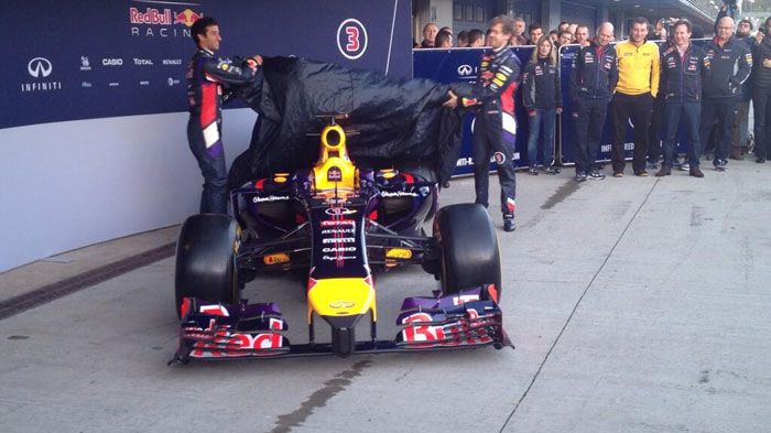 O Vettel και ο Ricciardo ξεσκεπάζουν το νέο τους μονοθέσιο. O Vettel και ο Ricciardo ξεσκεπάζουν το νέο τους μονοθέσιο.