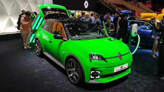 Ψηλά στο αριστερό μέρος του καπό στο Renault 5, τη θέση του αεραγωγού από το παλιότερο 5άρι έχει πάρει μια φωτεινή ένδειξη για τη στάθμη της μπαταρίας σε ψηφιακή μορφή του αριθμού 5 (σ.σ. ανάβει όταν πλησιάζει ο οδηγός για να ξέρει πόση μπαταρία έχει το αυτοκίνητο). Ψηλά στο αριστερό μέρος του καπό στο Renault 5, τη θέση του αεραγωγού από το παλιότερο 5άρι έχει πάρει μια φωτεινή ένδειξη για τη στάθμη της μπαταρίας σε ψηφιακή μορφή του αριθμού 5 (σ.σ. ανάβει όταν πλησιάζει ο οδηγός για να ξέρει πόση μπαταρία έχει το αυτοκίνητο).