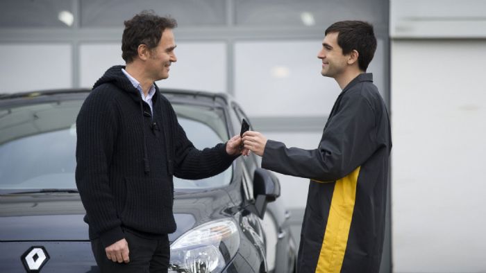 Η Renault εστιάζει στη σωστή ενημέρωση των οδηγών αναφορικά με τη συντήρηση του αυτοκινήτου τους, έτσι ώστε αυτό να τους προσφέρει τα μέγιστα επίπεδα ασφάλειας. Η Renault εστιάζει στη σωστή ενημέρωση των οδηγών αναφορικά με τη συντήρηση του αυτοκινήτου τους, έτσι ώστε αυτό να τους προσφέρει τα μέγιστα επίπεδα ασφάλειας.