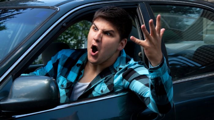 Πάνω από 1 στους 2 οδηγούς (55%) δηλώνει ότι πραγματοποιεί κλήσεις όσο οδηγάει, ενώ όταν καλούνται να χαρακτηρίσουν την οδηγική συμπεριφορά των υπόλοιπων οδηγών, χρησιμοποιούν σε ποσοστό 98% ένα αρνητ
