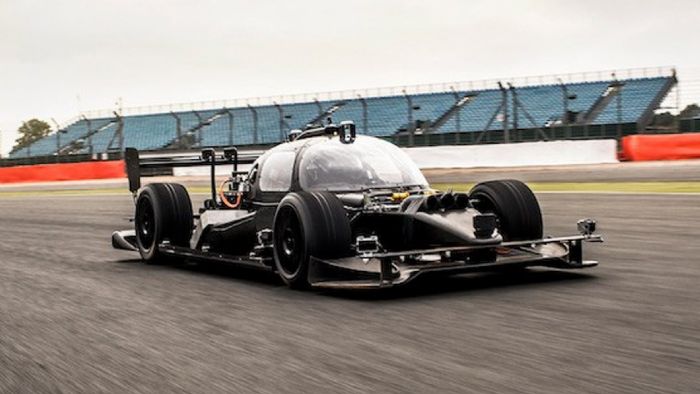 Το DevBot της Roborace είναι ένα αυτόνομο ηλεκτρικό όχημα, που σχεδιάστηκε για να επιτρέπει στις ομάδες να εξελίξουν το software και το hardware που θα χρησιμοποιήσουν στο Robocar.