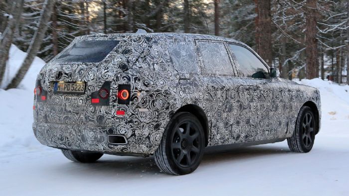 Είναι εδώ και καιρό γνωστό πως το Rolls-Royce SUV θα λανσαριστεί στο πρώτο μισό του 2018. Βασικός του αντίπαλος θα είναι η Bentley Bentayga, αλλά και η επερχόμενη Lamborghini Urus.