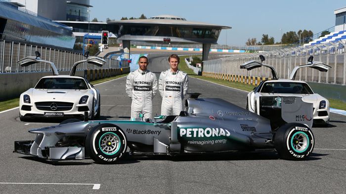 ο Rosberg και ο Hamilton ήταν teammates και πριν 13 χρόνια σε αγώνες κάρτ στην μικρή κατηγορία και από τότε παρέμειναν καλοί φίλοι. 