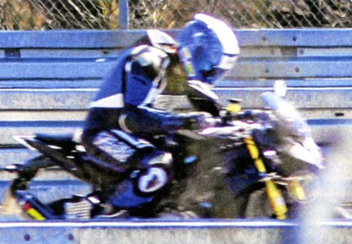 Η BMW φαίνεται να ετοιμάζει τη γυμνή έκδοση του S 1000 RR, με το όνομα S 1000 SR.
