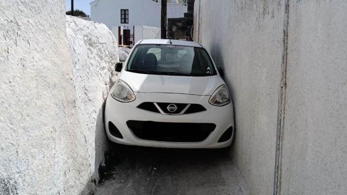 Γκάφα στη Σαντορίνη: Οδηγός σφήνωσε Ι.Χ. σε στενό δρόμο στη Μεσαριά 