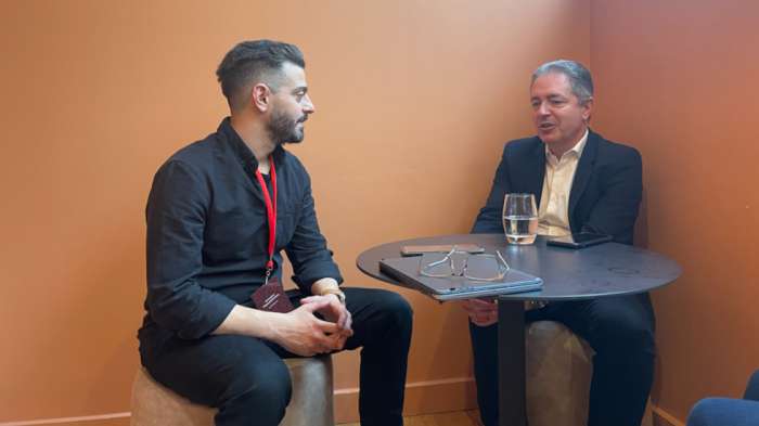 Ο Product Marketing Strategy της Nissan Europe, κ. Arnaud Charpentier (δεξιά) Ο Product Marketing Strategy της Nissan Europe, κ. Arnaud Charpentier (δεξιά)