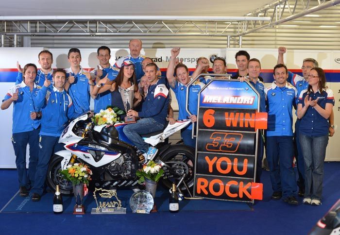 Για πρώτη φορά στην ιστορία της εταιρείας, μια BMW προηγείται στο παγκόσμιο πρωτάθλημα SBK, με τον Marco Melandri! 33 You Rock!
