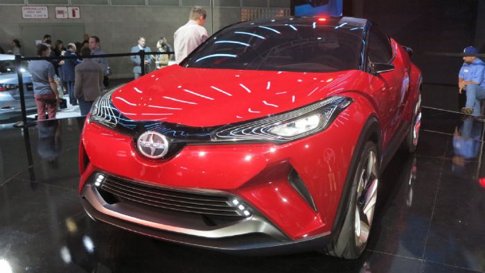 Το πρωτότυπο μοντέλο είναι άκρως δυναμικό όπως ακριβώς κι αυτό που είχε παρουσιάσει η Toyota με ζάντες 21 ιντσών και πατάει στην νέα παγκόσμια πλατφόρμα της Toyota.