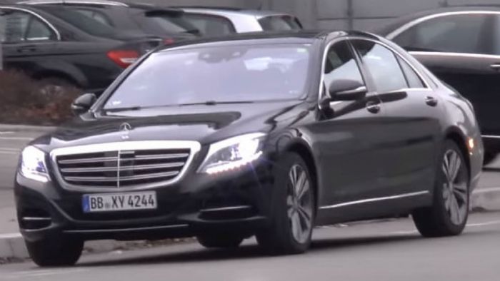 H Mercedes έχει εντείνει τις δοκιμές της για την ανανεωμένη S-Class κι έτσι ο φακός την έπιασε να βολτάρει στους δρόμους χωρίς καμουφλάζ.
