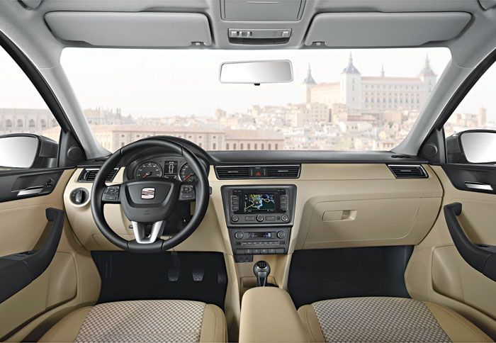 Στο βασικό εξοπλισμό του μοντέλου συμπεριλαμβάνονται 6 αερόσακοι, ηλεκτρικά παράθυρα  εμπρός, κλιματισμός, ηχοσύστημα κ.ά. 