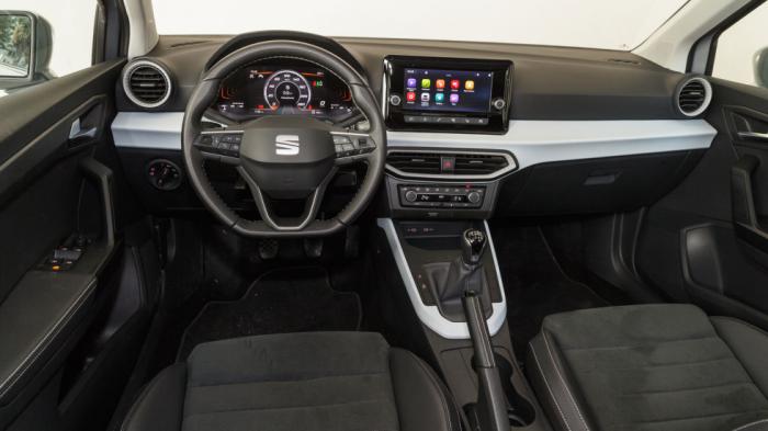 Ο βασικός εξοπλισμός του SEAT Arona περιλαμβάνει οθόνη αφής 8,25 ιντσών και ψηφιακό πίνακα οργάνων 8 ιντσών (Digital Cockpit). Ο βασικός εξοπλισμός του SEAT Arona περιλαμβάνει οθόνη αφής 8,25 ιντσών και ψηφιακό πίνακα οργάνων 8 ιντσών (Digital Cockpit).