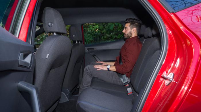 Με πλάτος πίσω καμπίνας στα 135,2 χλστ. το SEAT Ibiza χωρά με άνεση 2 ενήλικους 1 παιδί. Με πλάτος πίσω καμπίνας στα 135,2 χλστ. το SEAT Ibiza χωρά με άνεση 2 ενήλικους 1 παιδί.