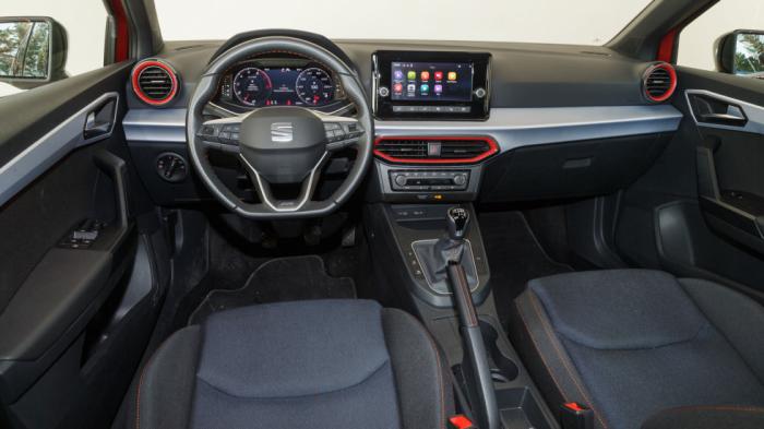 Στο ποιοτικό εσωτερικό του SEAT Ibiza η touchscreen των 8,25 ιντσών και ο ψηφιακός πίνακας οργάνων Digital Cockpit. Στο ποιοτικό εσωτερικό του SEAT Ibiza η touchscreen των 8,25 ιντσών και ο ψηφιακός πίνακας οργάνων Digital Cockpit.