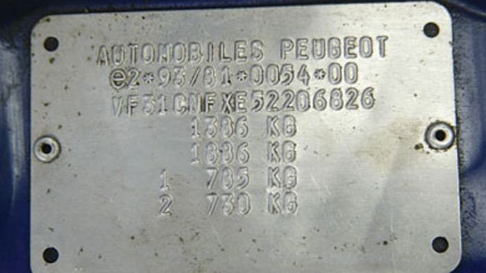 Βρείτε το σημείο όπου υπάρχει η μεταλλική ετικέτα με τα πριτσίνια που αναγράφει τον αριθμό πλαισίου και κοιτάξτε για ίχνη μπογιάς ή χαρακιές. Βρείτε το σημείο όπου υπάρχει η μεταλλική ετικέτα με τα πριτσίνια που αναγράφει τον αριθμό πλαισίου και κοιτάξτε για ίχνη μπογιάς ή χαρακιές.