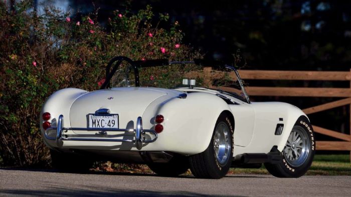 Η Shelby 427 Cobra Roadster εξοπλίζεται με έναν 7λιτρο V8 κινητήρα, ο οποίος συνεργάζεται με 4άρι κιβώτιο ταχυτήτων. 