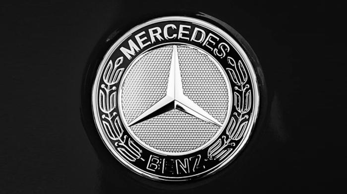 To αστέρι, οι λέξεις Mercedes & Benz και τα δαφνόφυλλα, αποτελούν το σύμβολο της φίρμας εδώ και σχεδόν έναν αιώνα.