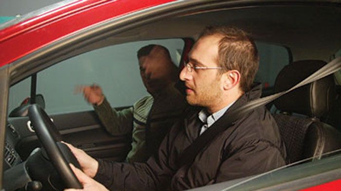 Ο συνοδηγός πρέπει να διατηρεί την ψυχραιμία του και να μην τρομάζει τον οδηγό.