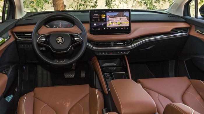 Το ποιοτικό εσωτερικό σύνολο του Skoda Enyaq χαρακτηρίζεται από τις «καθαρές» γραµµές και τη στάνταρ τεράστια οθόνη των 13 ιντσών για το χειρισμό του infotainment. Το ποιοτικό εσωτερικό σύνολο του Skoda Enyaq χαρακτηρίζεται από τις «καθαρές» γραµµές και τη στάνταρ τεράστια οθόνη των 13 ιντσών για το χειρισμό του infotainment.