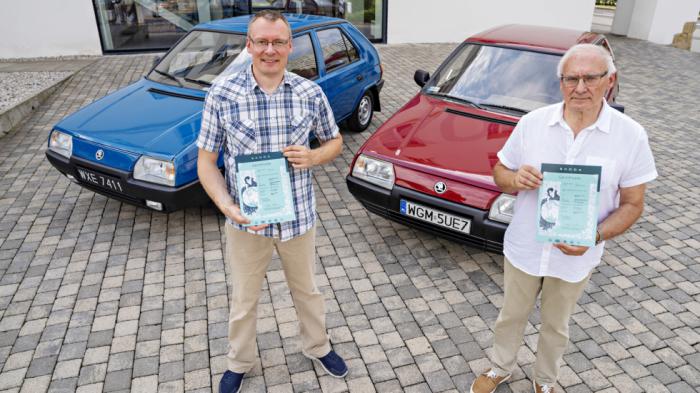 Ο Wlodzimierz και ο Andrzej Kurnik  με τα «πιστοποιητικά προέλευσης» των αυτοκινήτων τους.