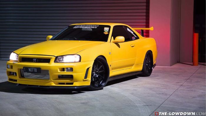 Το Nissan GT-R R34 τραβάει τα βλέμματα ειδικά σε αυτό το κίτρινο χρώμα.