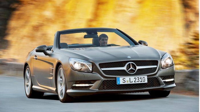 Η Mercedes ξεκίνησε τη διάθεση στα μοντέλα SL και SLK, τα οποία διαθέτουν τα αναβαθμισμένα πακέτα Driver Assistance και COMAND Online.