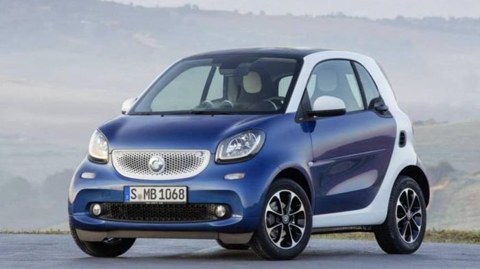 Οι σχεδιαστές του νέου smart ForTwo επέλεξαν να μεγεθύνουν τα φωτιστικά σώματα και να κάνουν πιο δυναμική την γρίλια της μάσκας του.