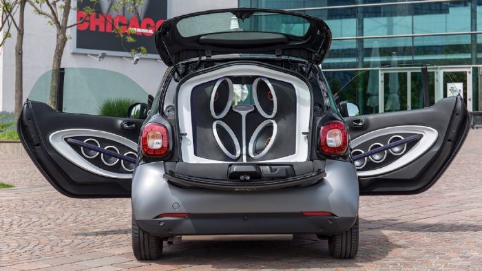 Και όμως σε αυτό το Smart Fortwo χώρεσαν 16 ηχεία, πέντε ενισχυτές και 2 subwoofers.  