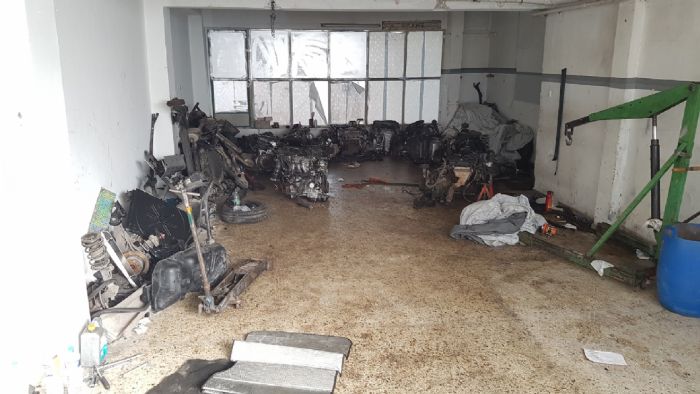 Συνελήφθησαν τρείς ημεδαποί, μέλη της σπείρας, ενώ εξιχνιάσθηκαν έξι περιπτώσεις κλοπών αυτοκινήτων.