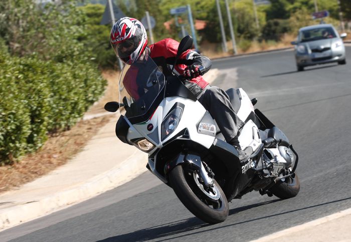 Είτε μέσα, είτε έξω από την πόλη, το SR Max θα κινηθεί με ζωντάνια, ευελιξία και sport διαθέσεις.