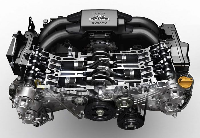 Ο κινητήρας, αναγράφει τα ονόματα και των δύο εταιρειών (Toyota - Subaru) καθώς και το σύστημα ψεκασμού και το είδος του κινητήρα (D-4S – Boxer).