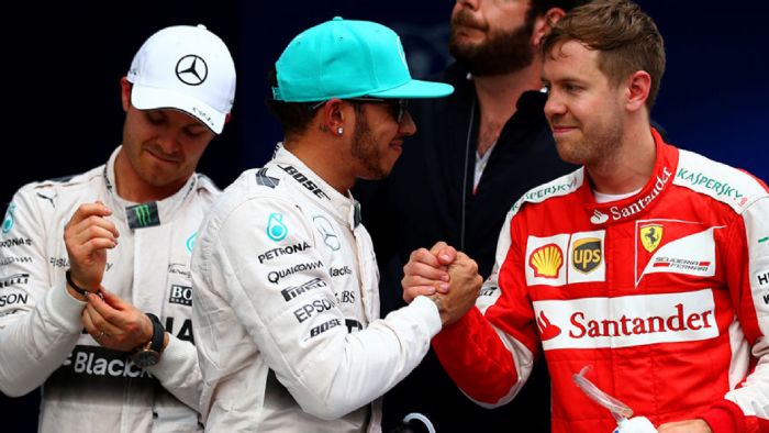 Δέκα βαθμοί χωρίζουν τους Louis Hamilton (1ος, στο κέντρο), Sebastian Vettel (2ος, στα δεξιά) και Nico Rosberg (3ος, στα αριστερά).