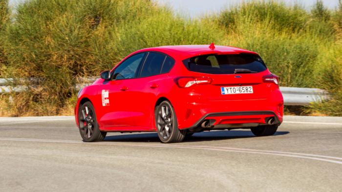 Το Focus ST εφοδιάζεται με 2,3 λίτρων EcoBoost κινητήρα με απόδοση 280 ίππους και καλύπτει το κενό που άφησε η έκδοση RS του προηγούμενου Focus